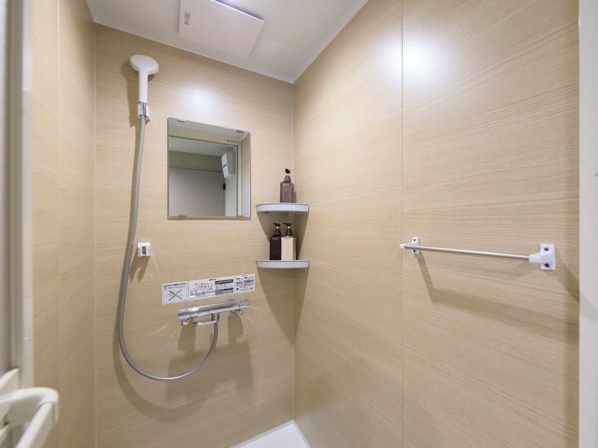 Twin Room | Bathroom | Free toiletries, hair dryer, slippers, towels