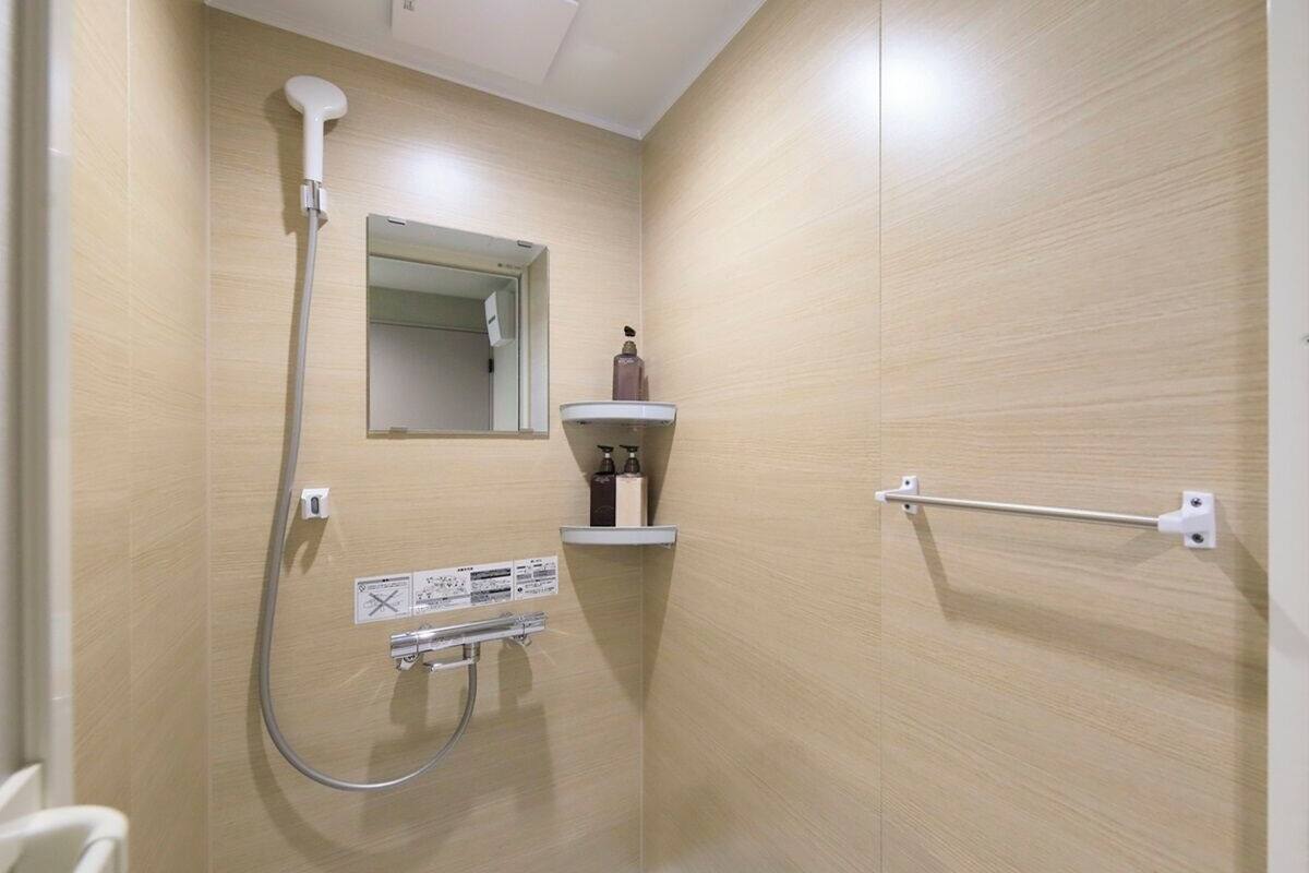 Habitación con 2 camas individuales | Baño | Artículos de higiene personal gratuitos, secador de pelo y zapatillas