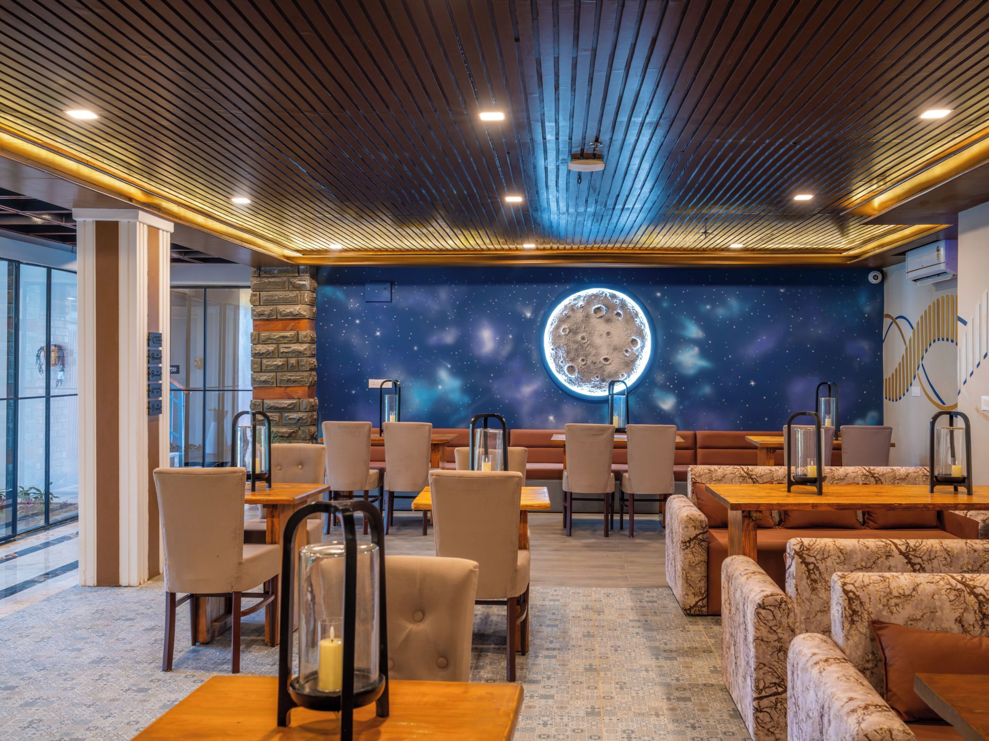 Een restaurant met een wanddecoratie van sterren, een houten plafond en zitmogelijkheden.