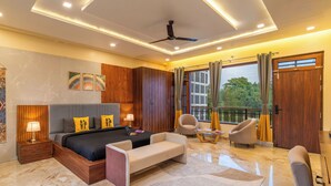 Blackout drapes, WiFi (free), bed sheets - The Hosteller Bam Bir (Jogindarnagar)