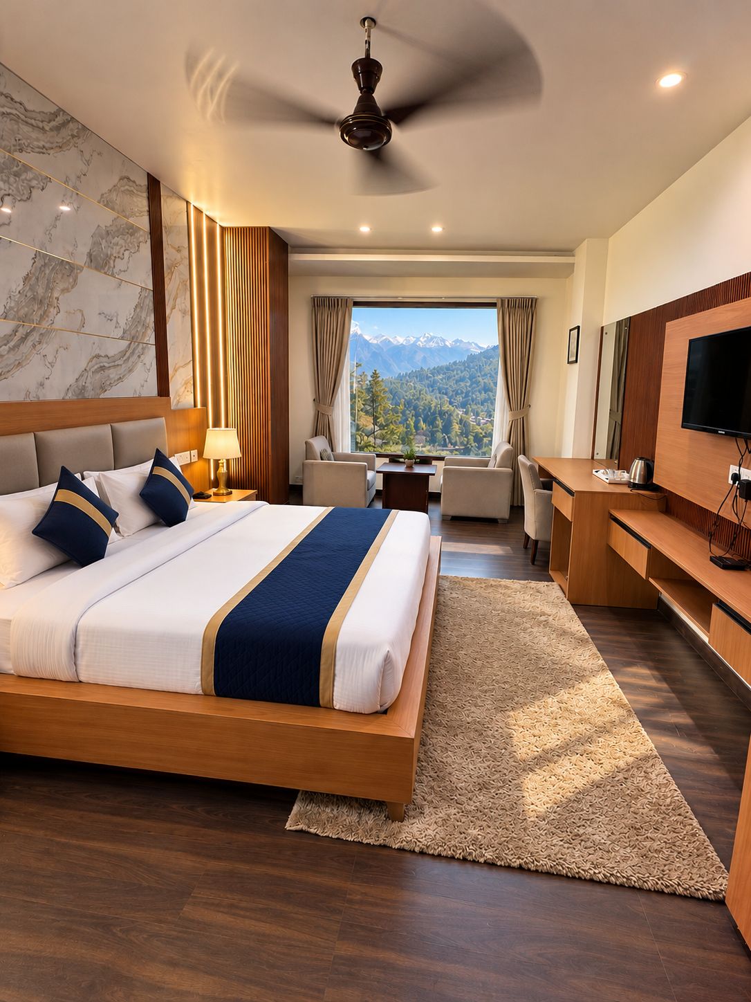 Habitación de hotel con una cama grande, un escritorio, un televisor y vistas a las montañas.