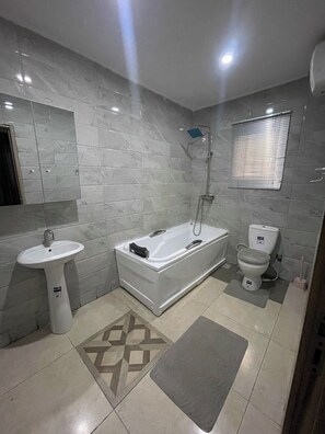 Chambre Supérieure, balcon | Salle de bain