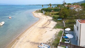 A coastal hotel with a beach view, a pool area, and a garden. - Tiamo Secrets - Beach Front by RentalsPro (Vourvourou)