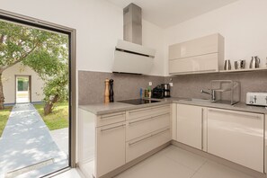 Fridge, microwave, oven, dishwasher - Tiamo Secrets - Beach Front by RentalsPro (Vourvourou)