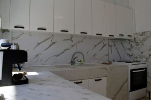 Kühlschrank, Mikrowelle, Ofen, Geschirrspüler