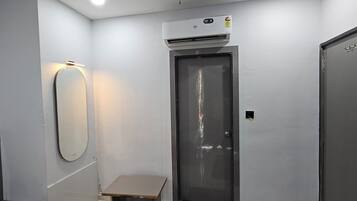 Deluxe Double Room, City View | Interior