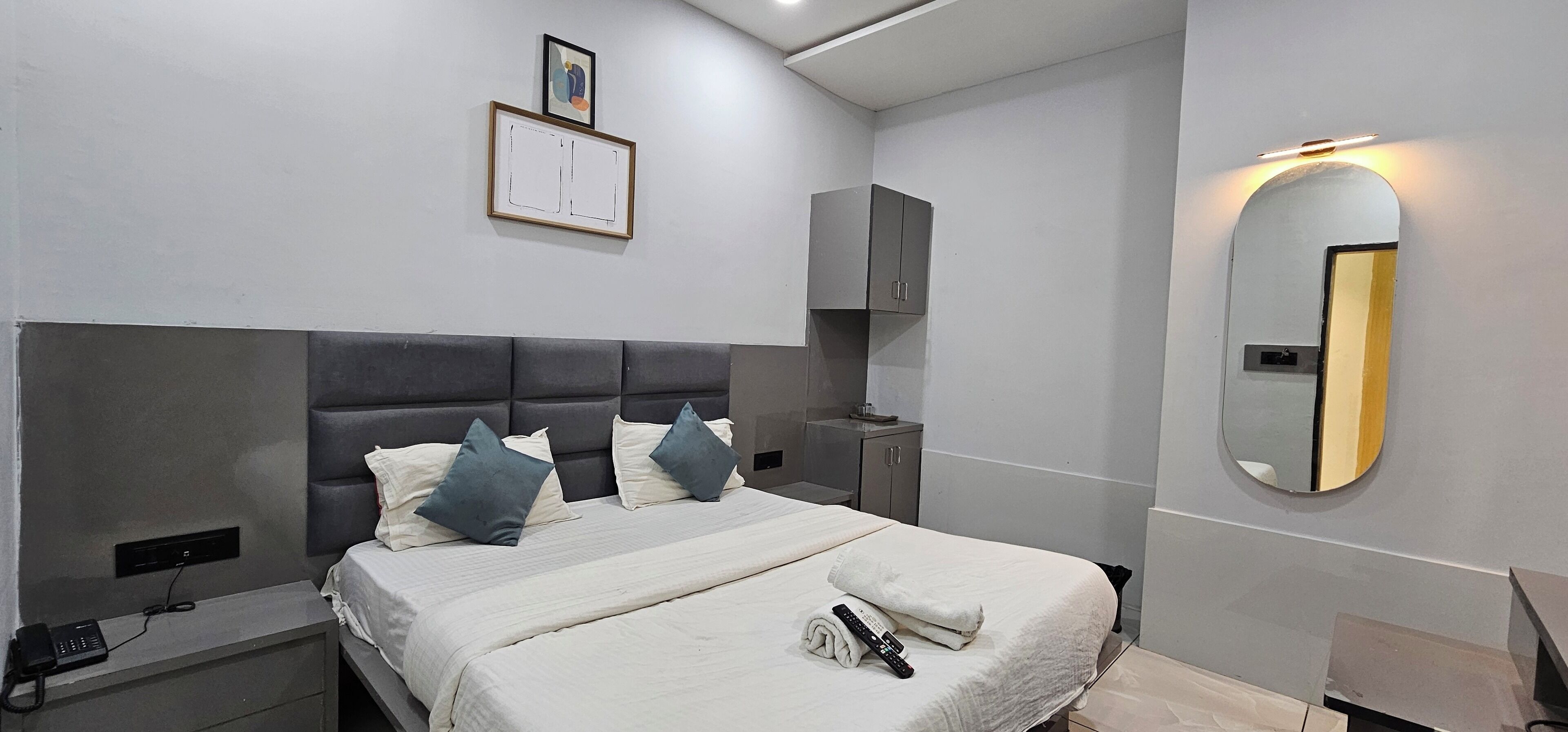 Caja de seguridad en la habitación y escritorio 