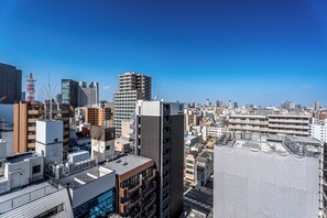 Une vue urbaine avec de hauts immeubles, un ciel dégagé et un chantier de construction.