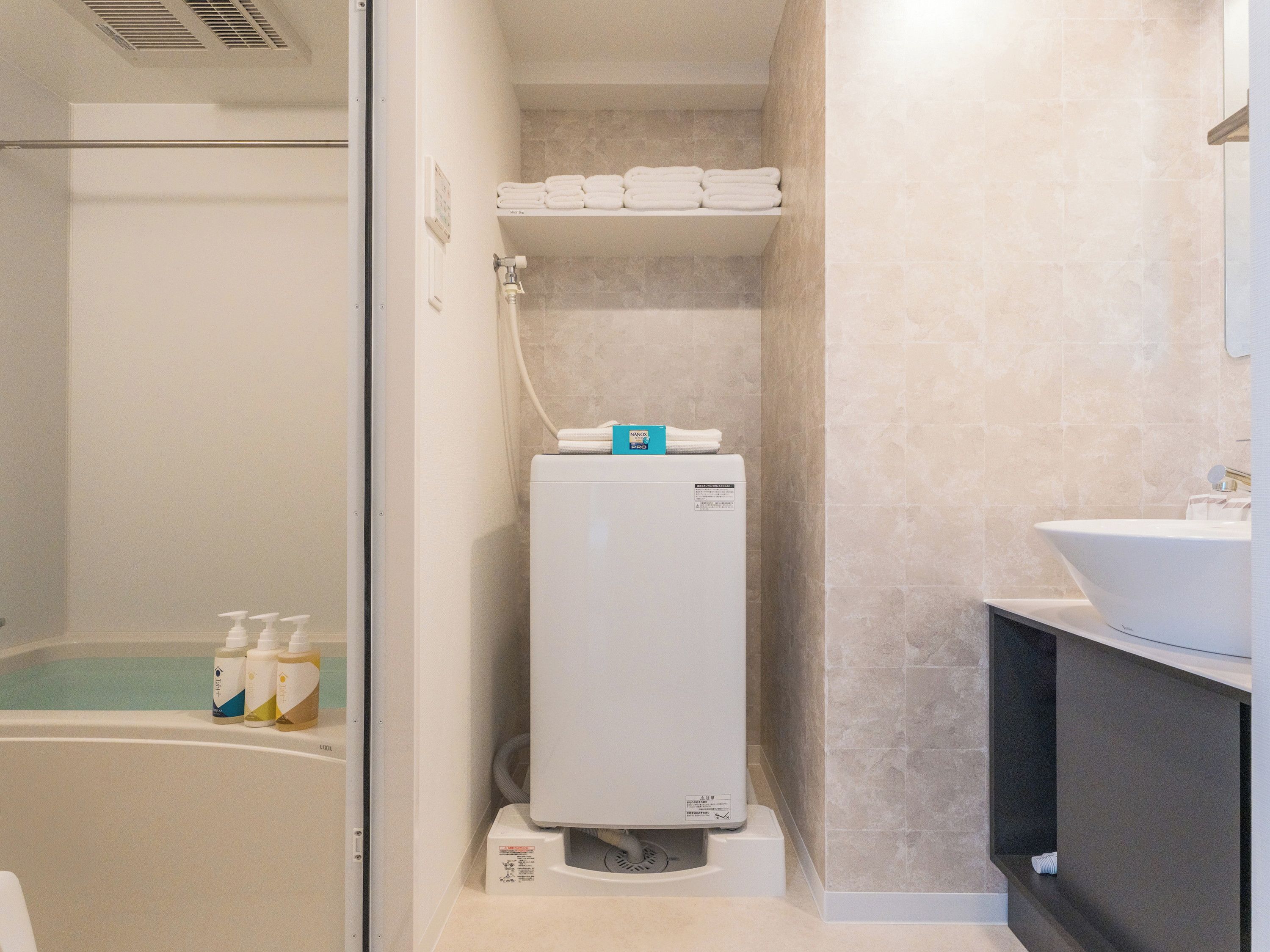 Un bagno con doccia, un water e un lavandino.