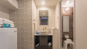 Un bagno piccolo ma funzionale, con lavandino, specchio e water.