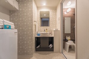 Un bagno piccolo ma funzionale, con lavandino, specchio e water.