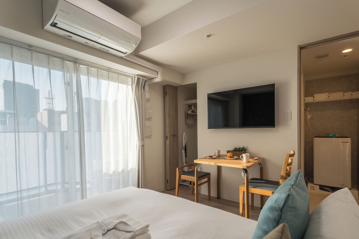 Biancheria da letto di alta qualità, postazione laptop, tende oscuranti