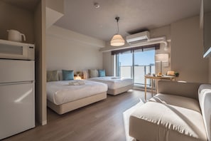 Phòng 2 giường đơn có thiết kế đặc trưng, 2 giường đôi, ban công, quang cảnh thành phố | Truy cập Internet không dây miễn phí, bộ trải giường 
