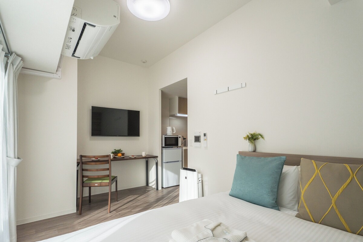 Biancheria da letto di alta qualità, postazione laptop, tende oscuranti
