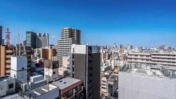 Paisatge urbà amb diversos edificis, incloent-hi gratacels i edificis residencials de menor alçada.
