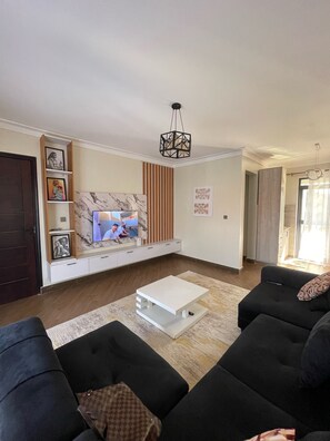 Living area - Charming 1-bedroom apartment with City View in lively Kampala (Kampala)