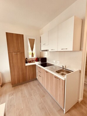 Fridge, microwave, stovetop, coffee/tea maker - Affittimoderni Castelsardo - Casa Marittima (Castelsardo)