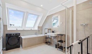 Shower, hair dryer, shampoo - Nüll Residences Unit 38-Mainstation (Vienna)