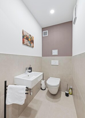 Shower, hair dryer, shampoo - Nüll Residences Unit 37-Mainstation (Vienna)