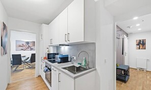 Fridge, microwave, oven, stovetop - Nüll Residences Unit 37-Mainstation (Vienna)