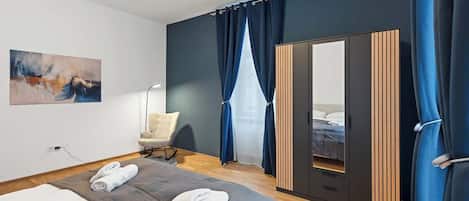 2 bedrooms, iron/ironing board, WiFi
