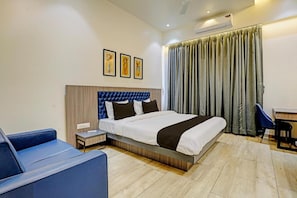 Deluxe Room | Desk - Hotel Red Velvet Suites (New Delhi)