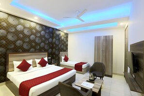 Classic Triple Room - Hotel Red Velvet Suites (New Delhi)