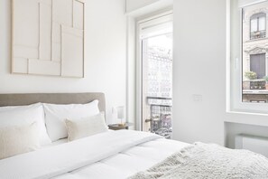 2 habitaciones, escritorio y tabla de planchar con plancha 