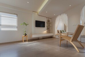 Rom – premium, balkong, byutsikt | Oppholdsområde