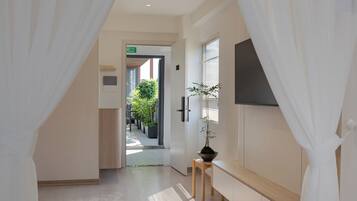 Premium Room, Balcony, City View | Interior