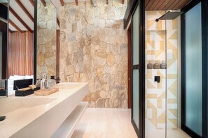 Superior-Villa, Poolblick | Badezimmer | Dusche, Haartrockner, Handtücher, Seife