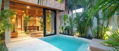 Superior Villa, Pool View | Outdoor dining