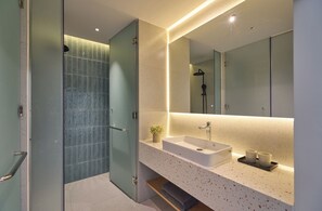 Deluxe-Zimmer, Blick auf den Innenhof | Badezimmer