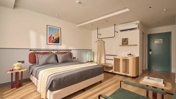 Quarto luxo, vista para a cidade | Ferros/tábuas de passar roupa, Wi-Fi de cortesia, roupa de cama