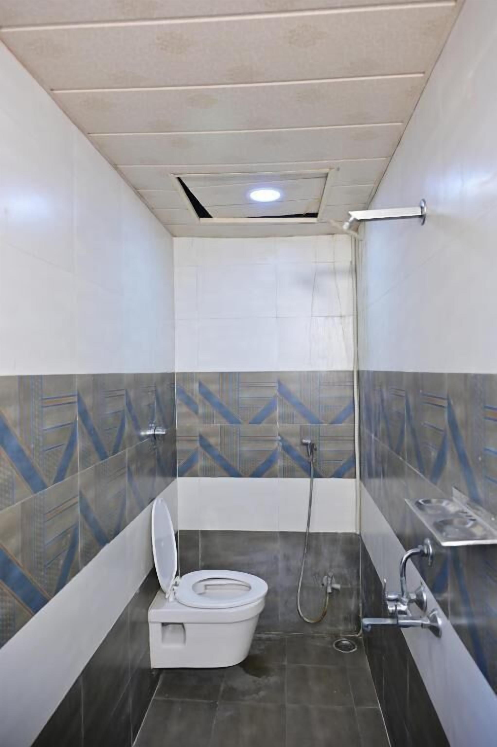 Basic Room | Bathroom