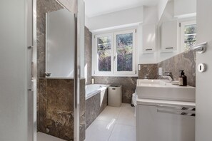 Een douche, een haardroger, handdoeken