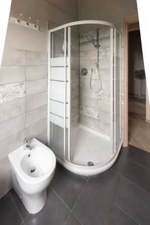 Shower, hair dryer, bidet, towels - Timeless Beauty in Chianti (Toscana)