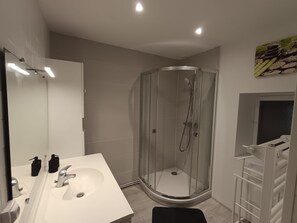 Bathroom - Vrbo Property (Chalon sur Saône)