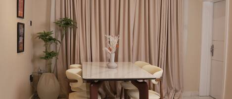 Ruokailu omassa huoneessa