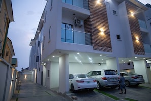 المنشأة من الخارج