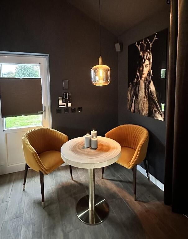 Romantisk dobbeltrom, 1 kingsize-seng, privat bad, hageutsikt | Spiseområde