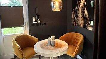 Romantisk dobbeltrom, 1 kingsize-seng, privat bad, hageutsikt | Spiseområde