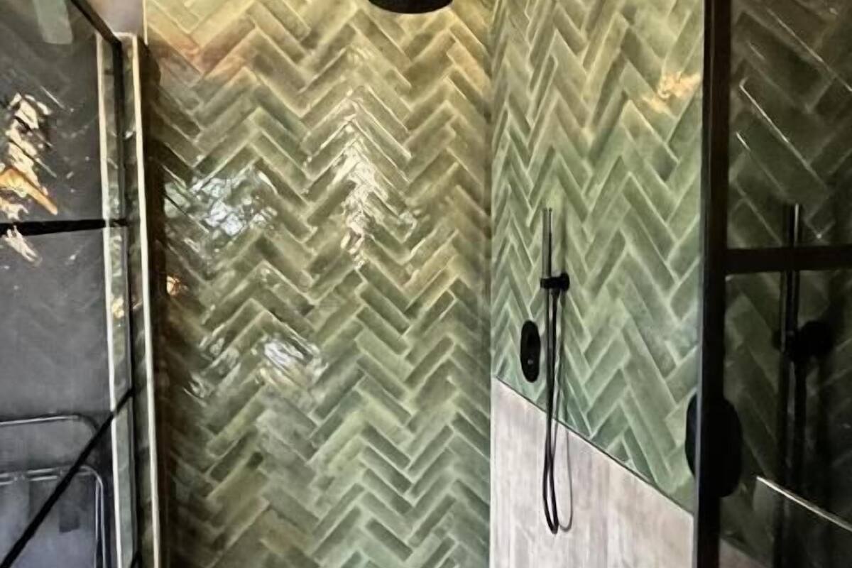 Quarto casal romântico, 1 cama King, banheiro privativo, vista para o jardim | Banheiro