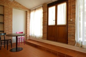 Sviitti, patio, näköala puutarhaan