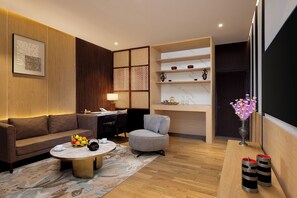 Suite superior, balcón | Área de sala de estar | Chimenea 