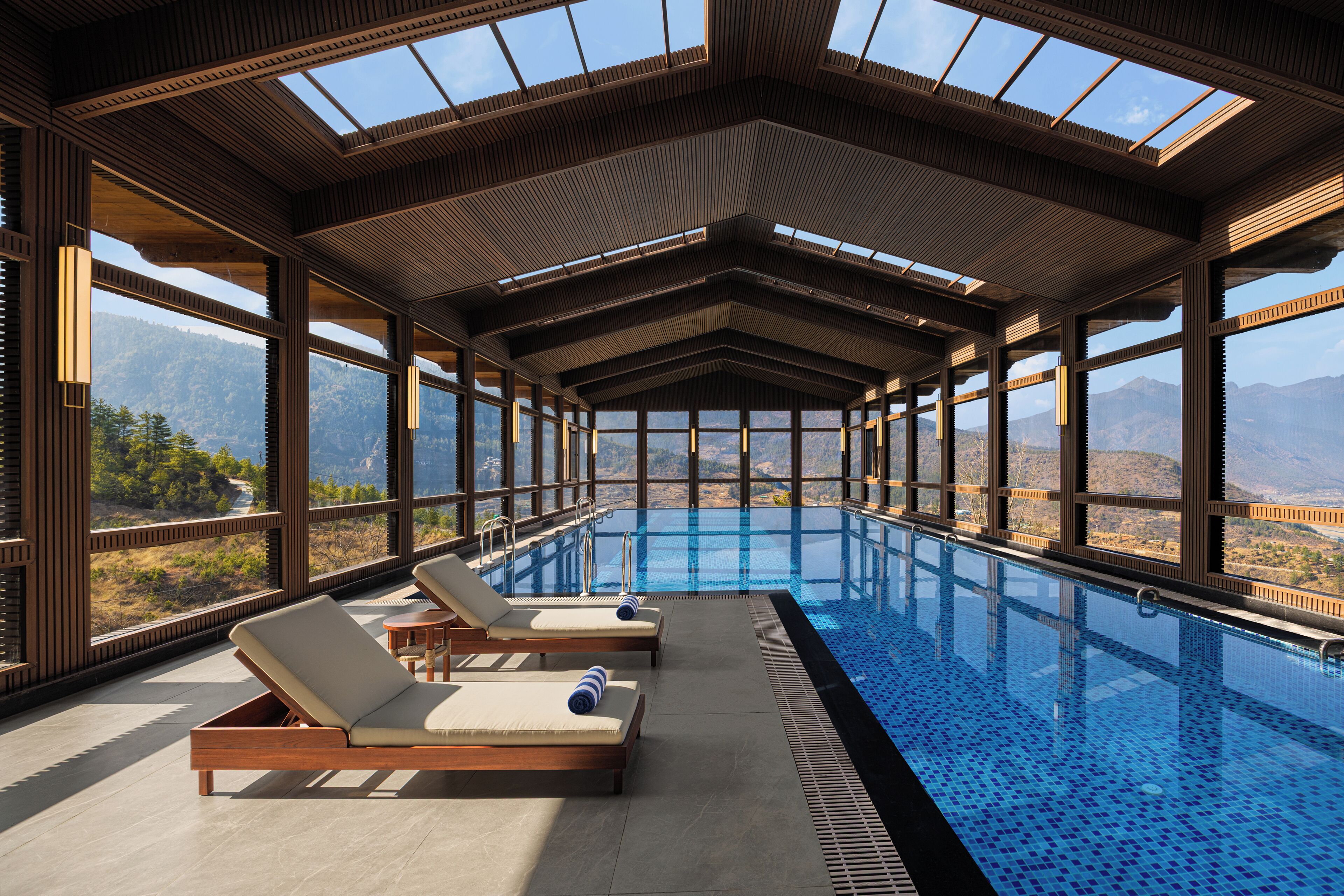 Una piscina cubierta