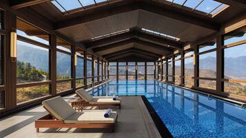 Una piscina cubierta