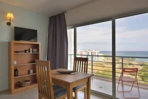 Dining - SeafrontView · Cozy T1 Apartment - 1 (Praia)