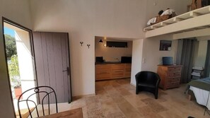 Deluxe studio, patio, uitzicht op binnenplaats | Interieur