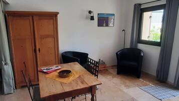 Deluxe Studio, Patio, Courtyard View | Dining